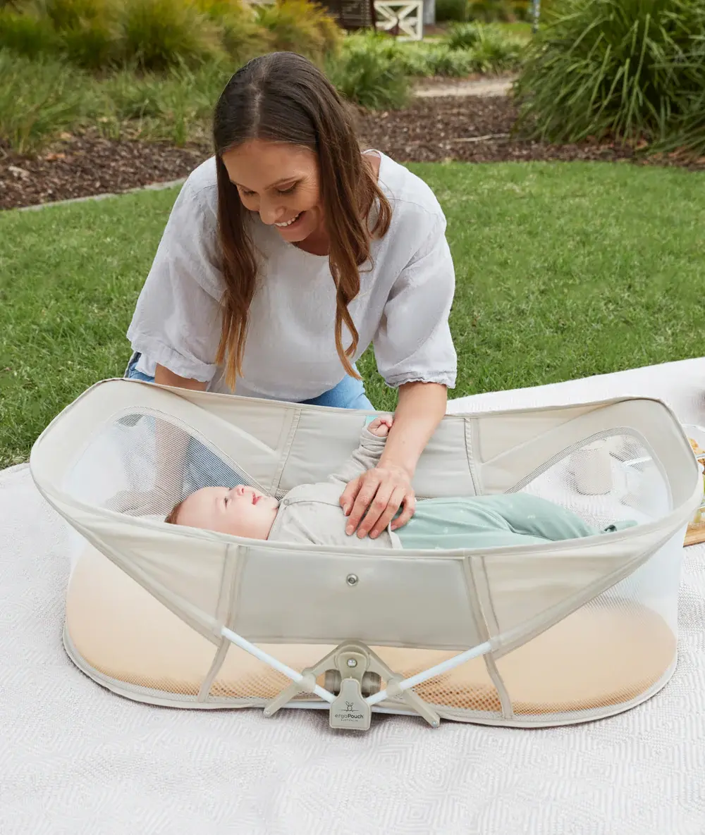 ErgoPouch ErgoPouch Easy Sleep Portable Bassinet Ecru