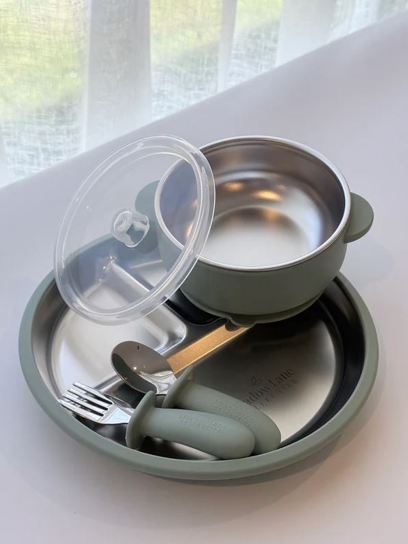 Meadow Lane Collective Stainless Steel + Suction Dinnerset - Green