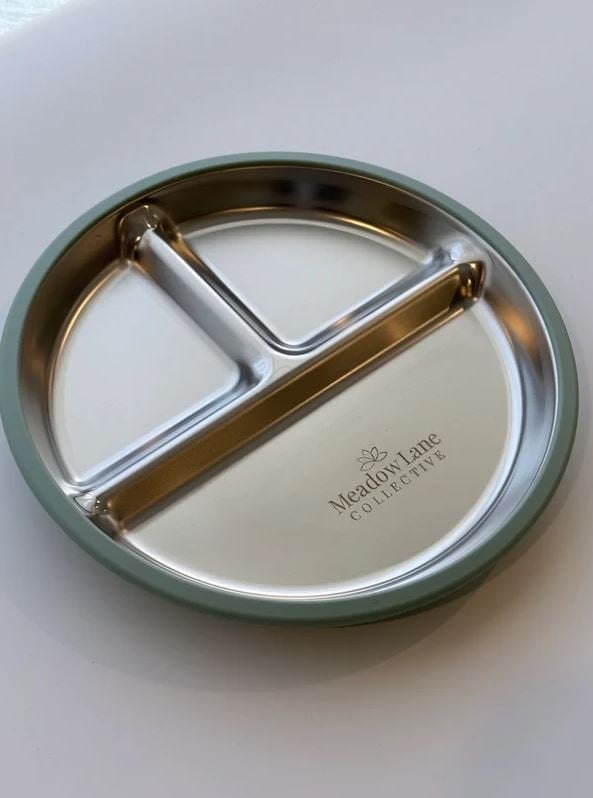 Meadow Lane Collective Stainless Steel + Suction Dinnerset - Green