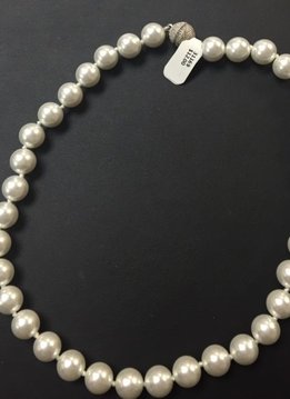 Elegant Pearl Necklace with Silver Magnetic Clasp