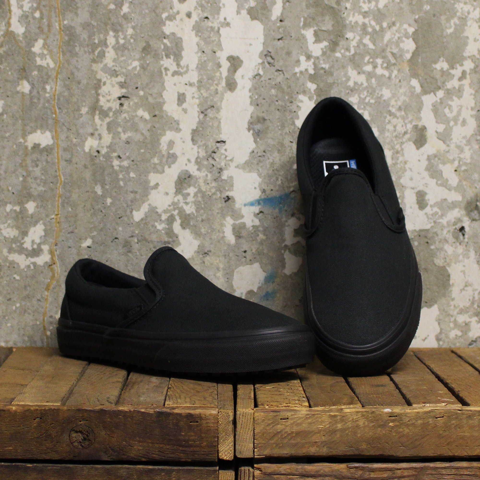 vans classic slip on black on black