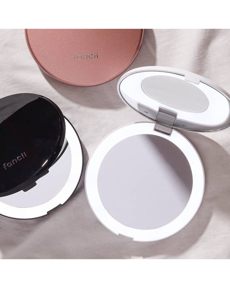 https://cdn.shoplightspeed.com/shops/608118/files/56138708/800x1000x2/fancii-fancii-lumi-led-compact-mirror.jpg