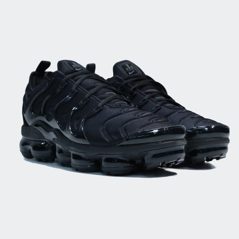 nike vapormax plus black