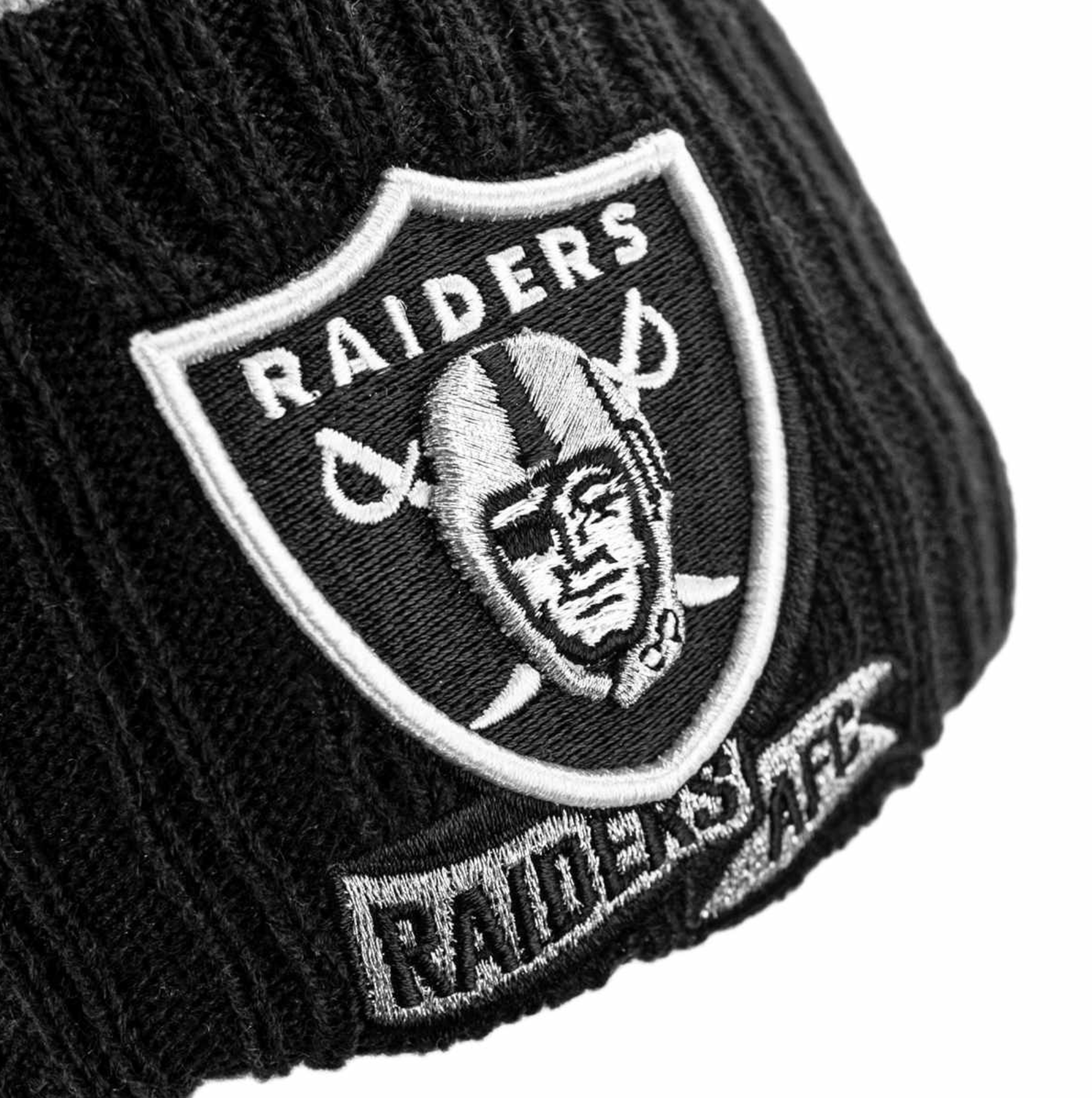 Buy the pom-pom beanie Las Vegas Raiders Sideline by New Era - Brooklyn Fizz