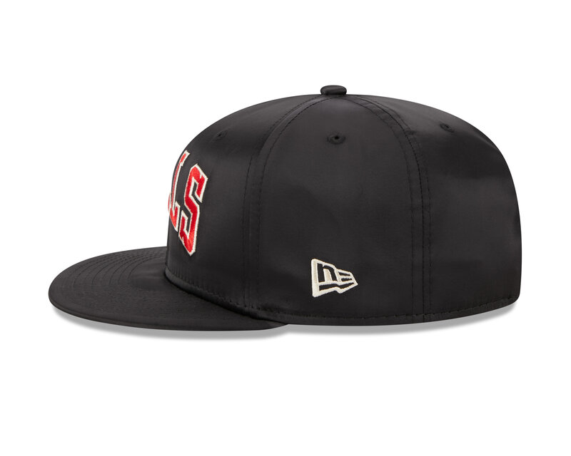 New Era New Era 950 9Fifty Satin Script Chicago Bulls Snapback Black Red 60487326