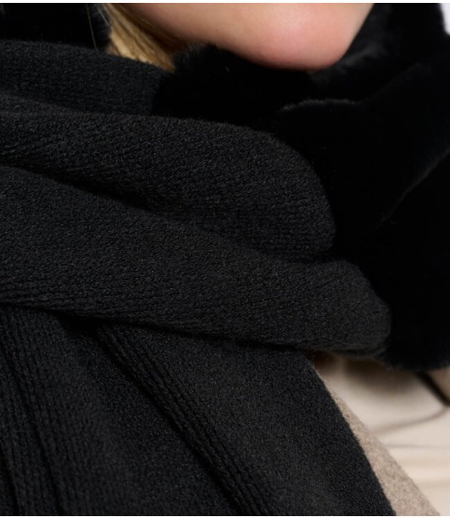 Vlien Knitted Scarf w/ Faux Fur Detail