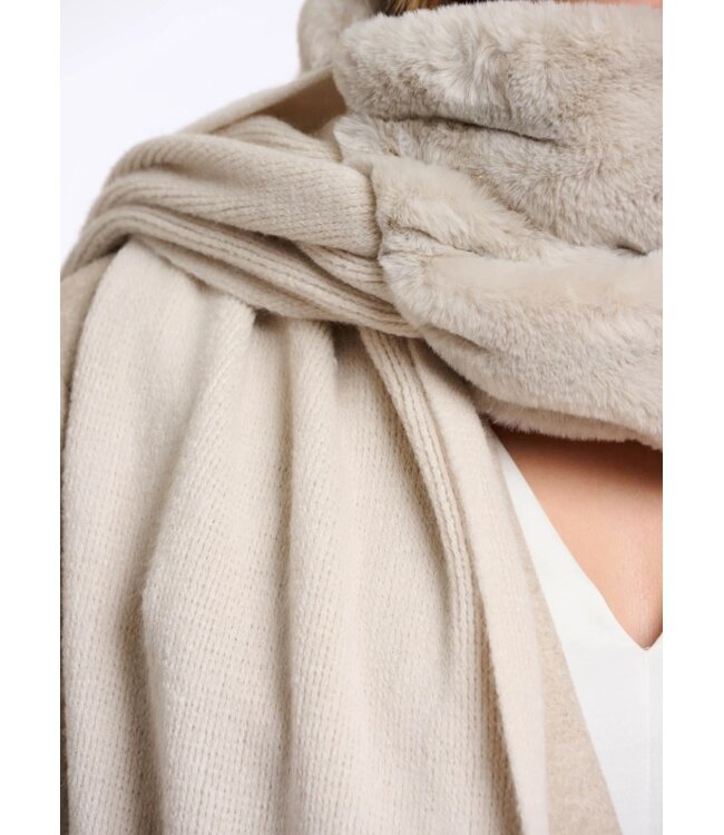 Vlien Knitted Scarf w/ Faux Fur Detail