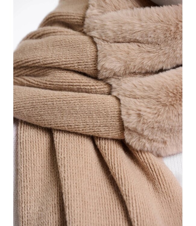 Vlien Knitted Scarf w/ Faux Fur Detail