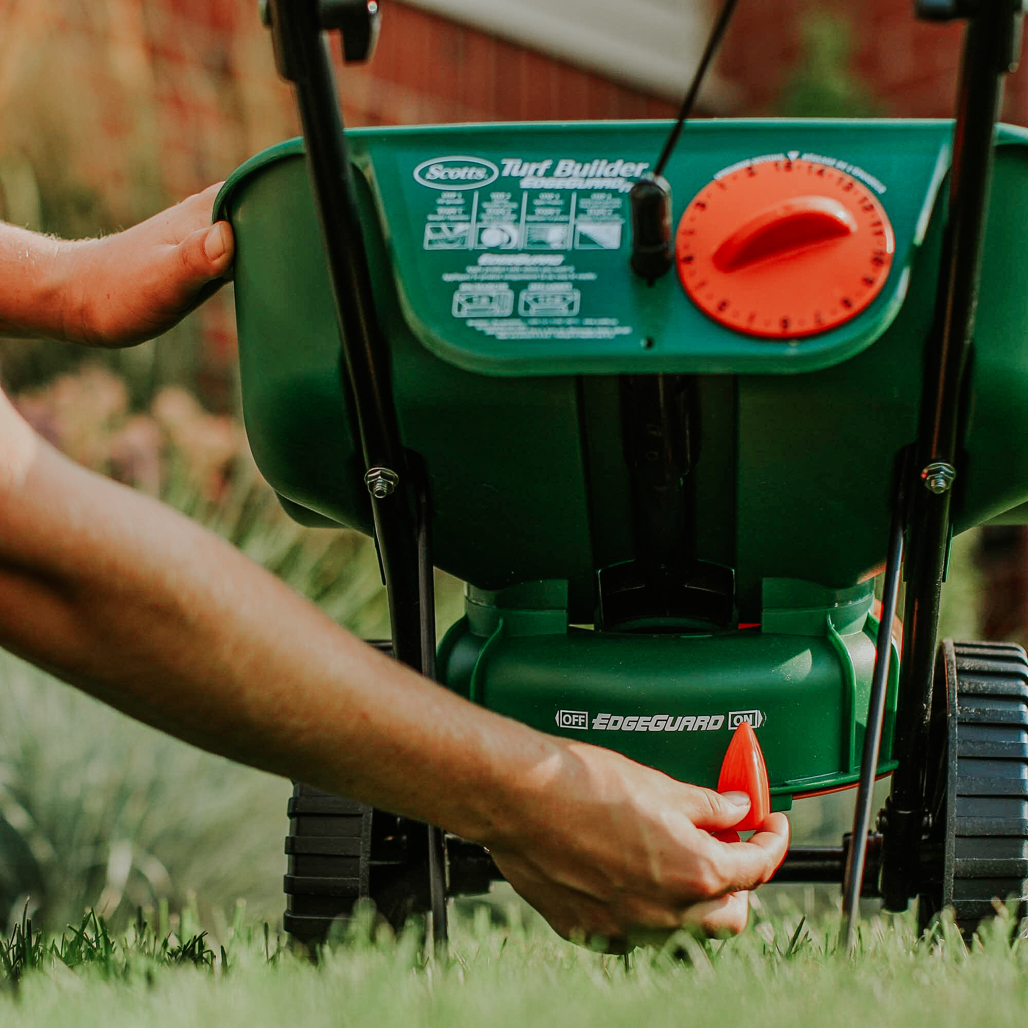 Scotts Turf Builder Edgeguard Mini Broadcast Spreader