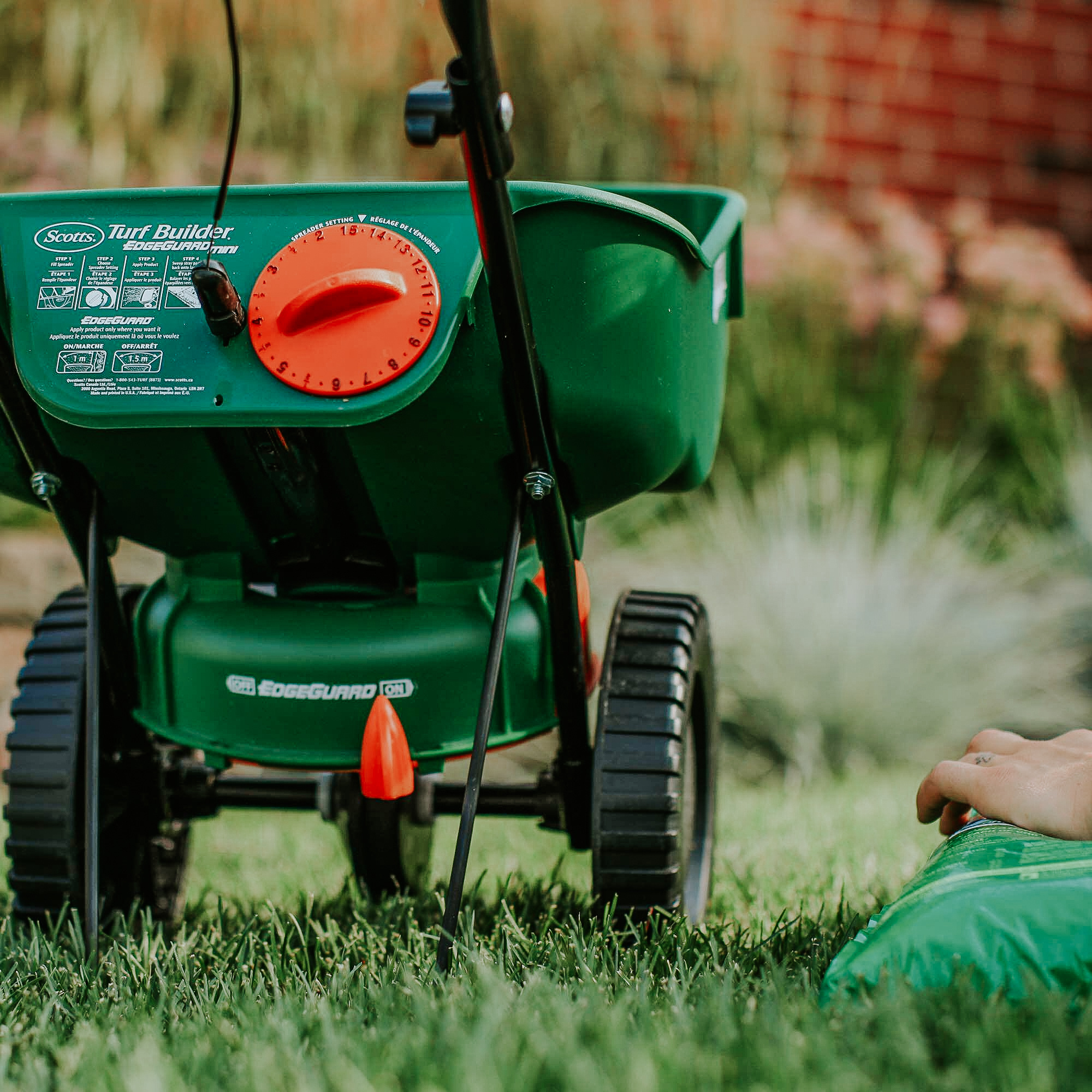 Scotts Turf Builder Edgeguard Mini Broadcast Spreader