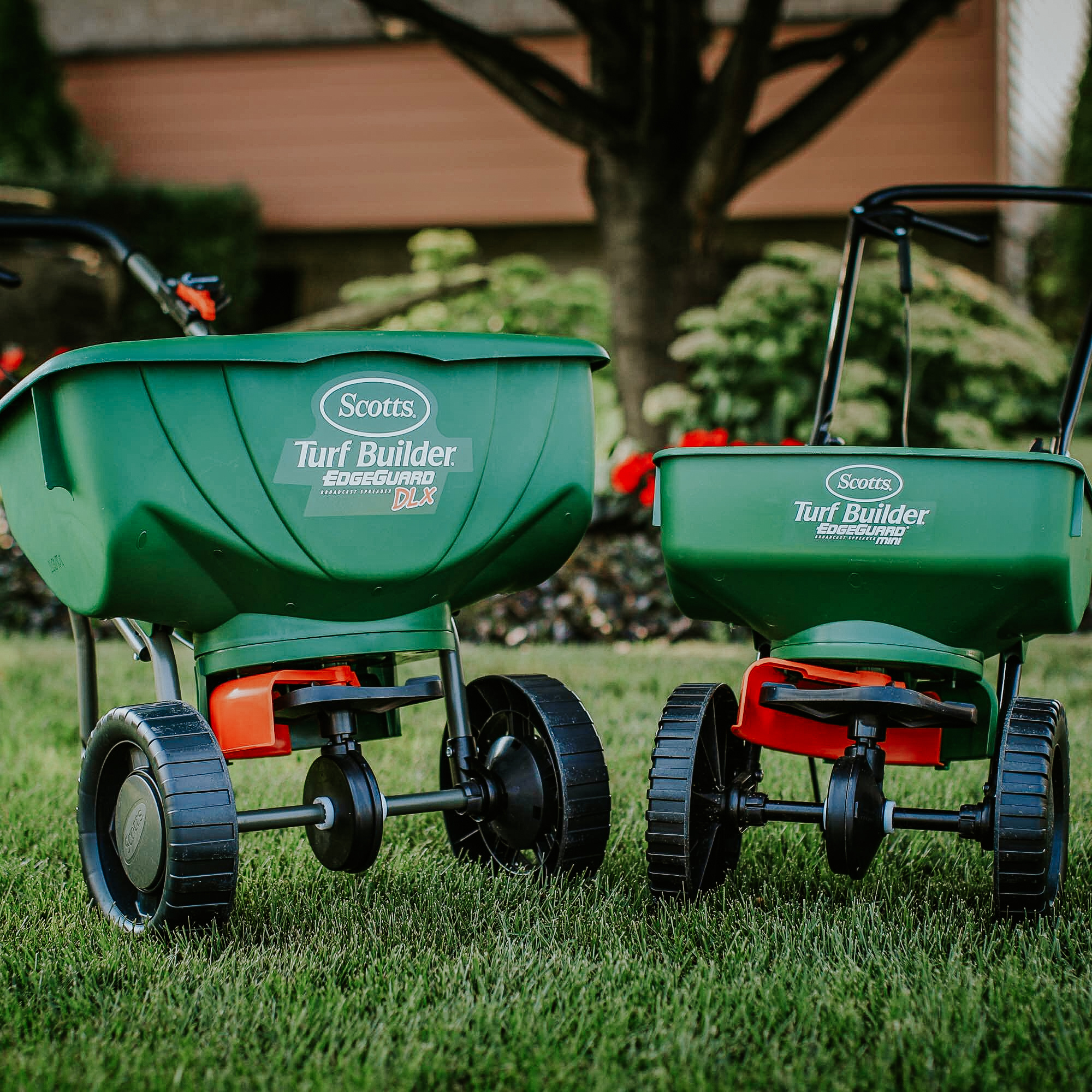 Scotts Turf Builder Edgeguard Mini Broadcast Spreader