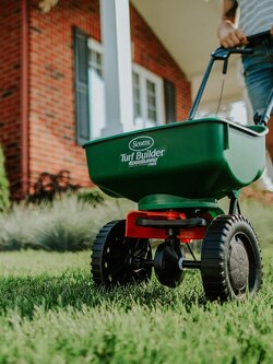 Scotts Turf Builder Edgeguard Mini Broadcast Spreader