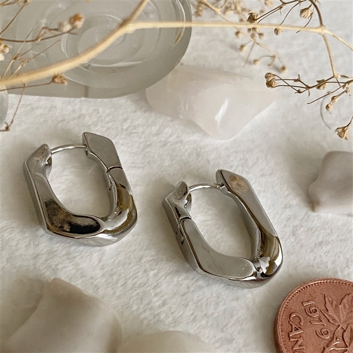 Pika & Bear Cubanos Wavy Rectangular Hinge Hoops