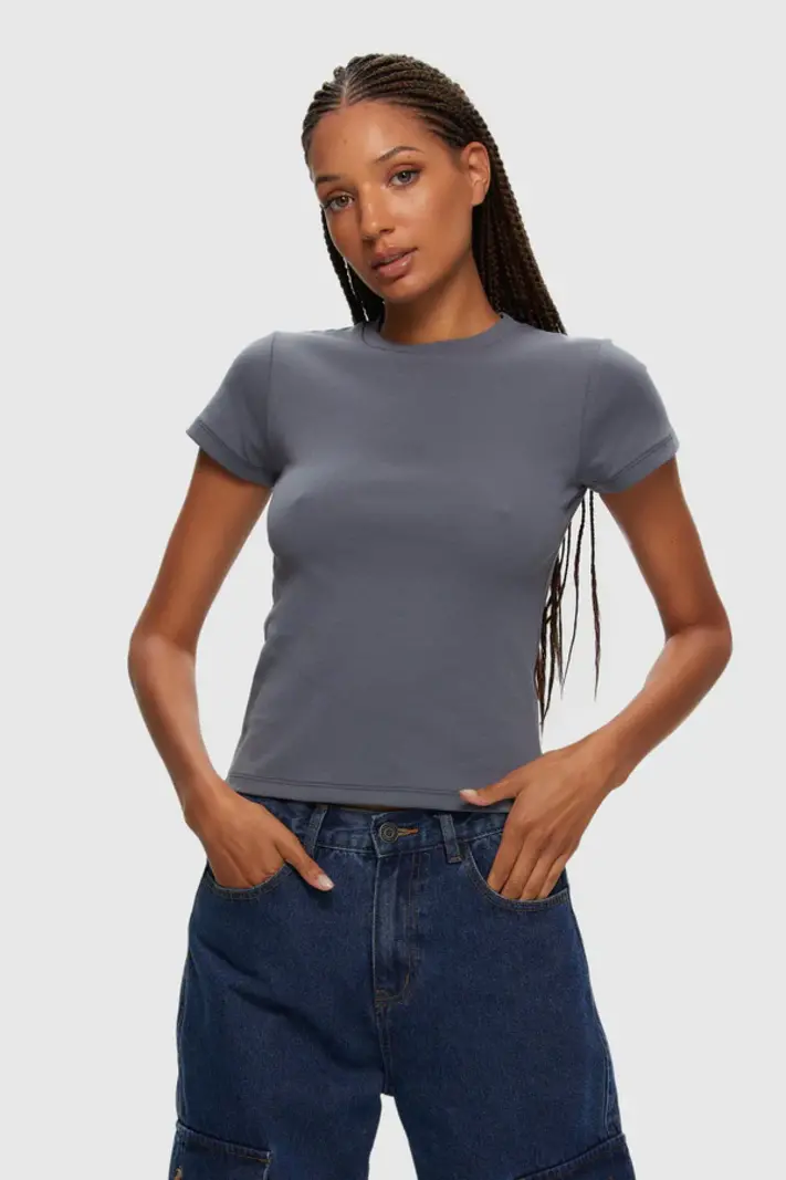 https://cdn.shoplightspeed.com/shops/608747/files/57806428/800x1067x3/kuwalla-micro-rib-tee.jpg