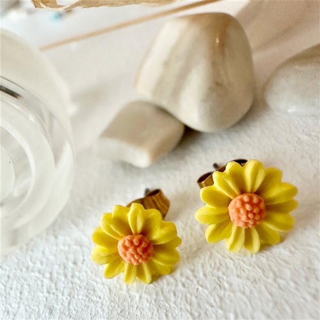 Pika & Bear Bellis Porcelain Daisy Studs