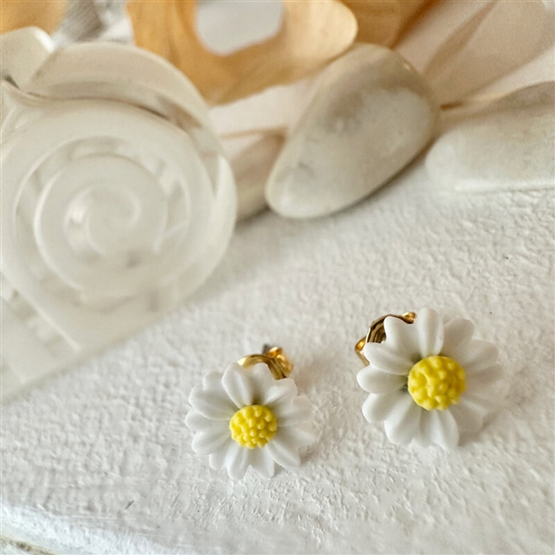 Pika & Bear Bellis Porcelain Daisy Studs