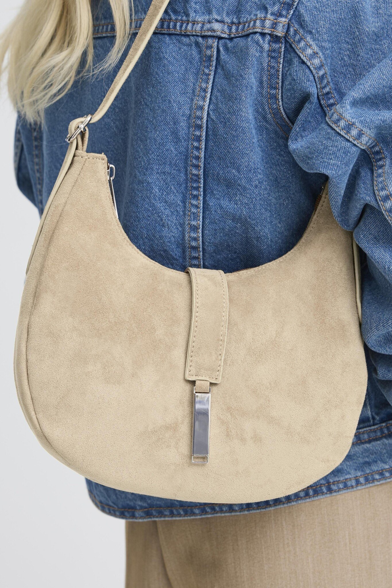 B.Young Vuede Bag