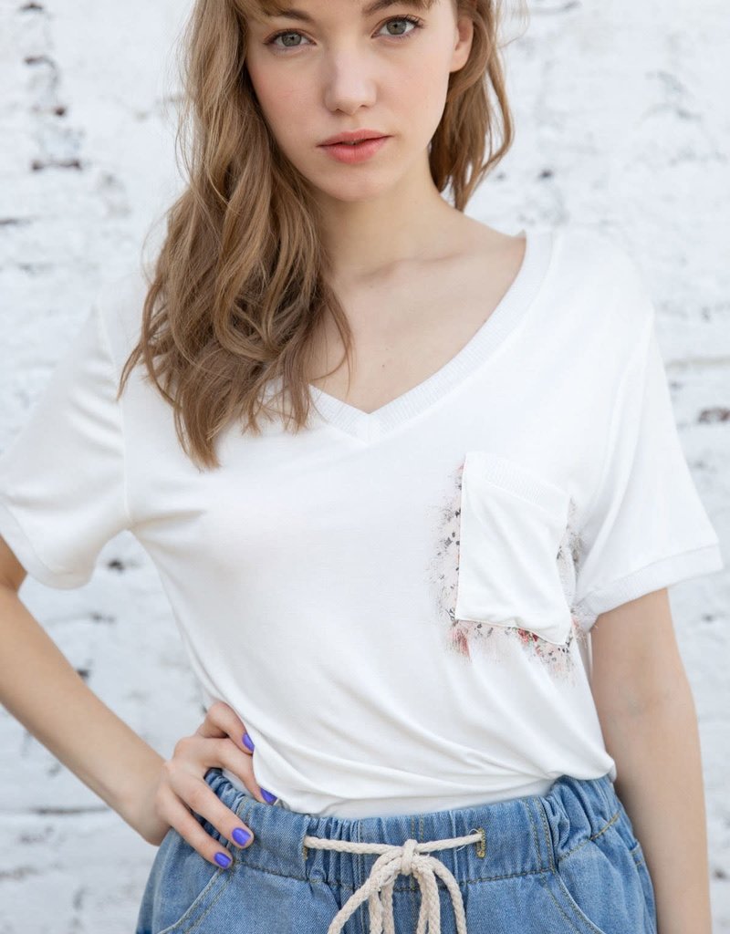 RIBBED HEM V-NECK WITH EYELASH ACCENT POCKET