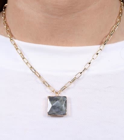 MARGUN LINK NECKLACE W/SQUARE STONE PENDANT MARGUN LINK NECKLACE W/SQUARE STONE PENDANT
