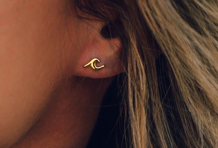 PURAVIDA WAVE STUD EARRINGS- GOLD PURAVIDA WAVE STUD EARRINGS- GOLD
