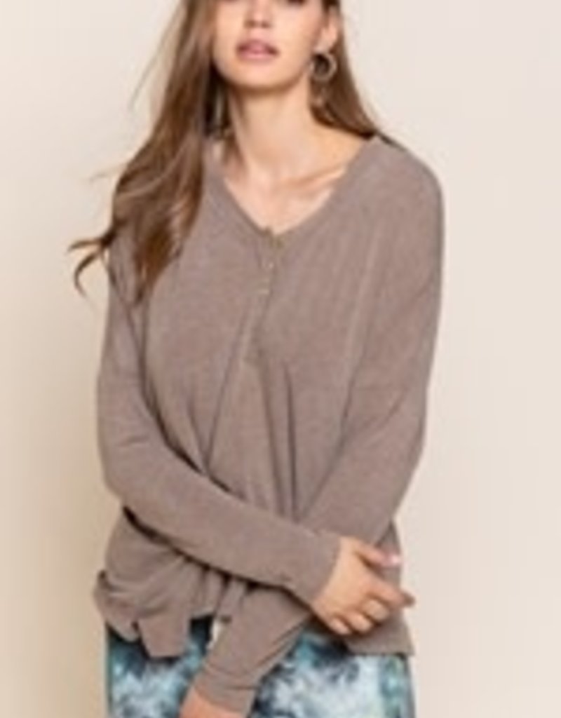 IVETTE SOFT HENLEY TOP-MOCHA LATTE