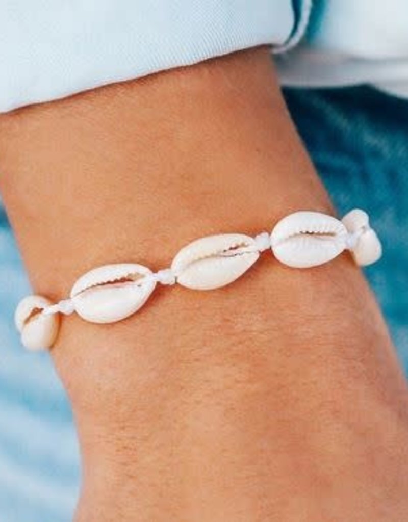 PURAVIDA KNOTTED COWRIES BRACELET- WHITE