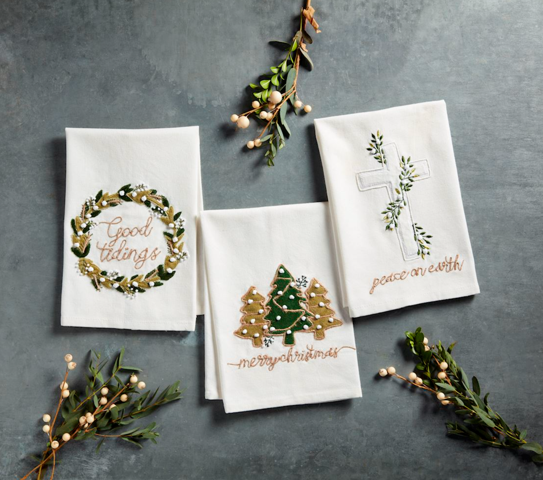 MUD PIE WHITE CHRISTMAS VELVET APPLIQUÉ TOWELS MUD PIE WHITE CHRISTMAS VELVET APPLIQUÉ TOWELS