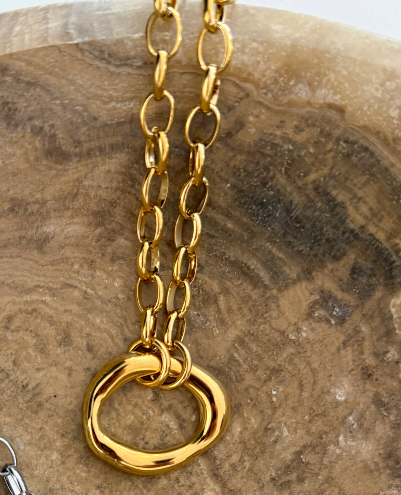 CHANSUTT PEARLS SCOTTY NECKLACE-GOLD