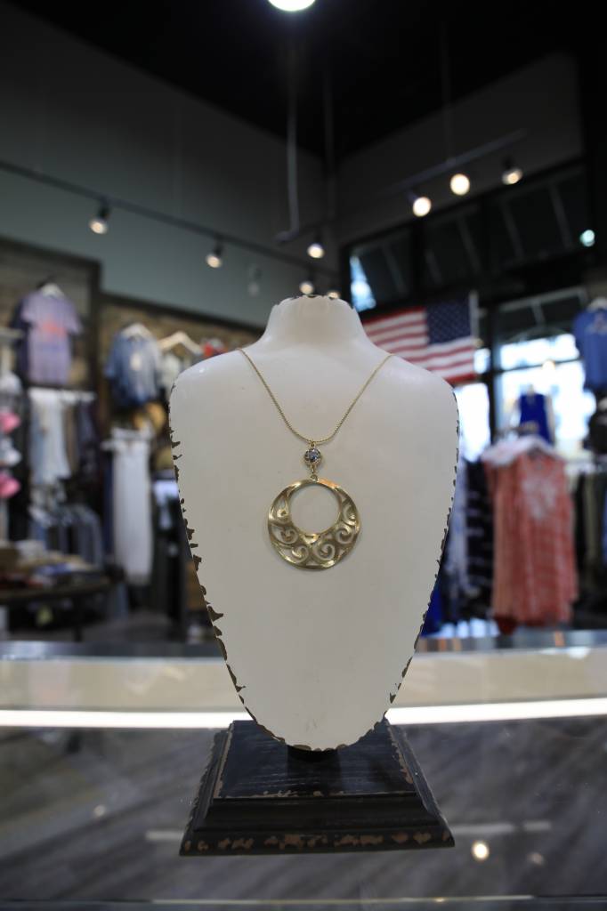 CANVAS LINKED WAVY FILIGREE DISC NECKLACE CANVAS LINKED WAVY FILIGREE DISC NECKLACE