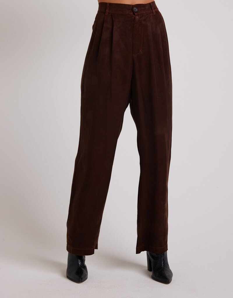 Bella Dahl Pleat Front Trouser - Mahogany Brown