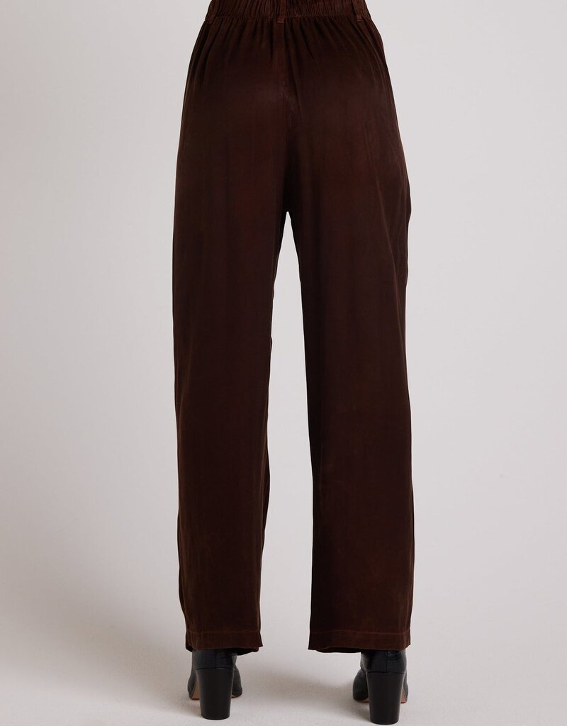 Bella Dahl Pleat Front Trouser - Mahogany Brown