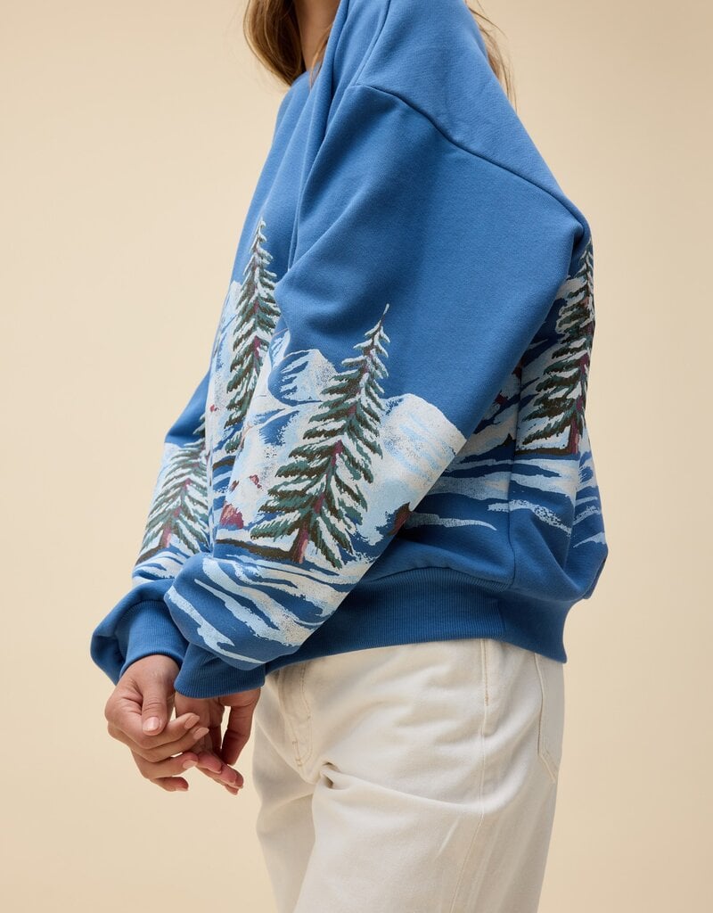 Daydreamer Alpine Ski Scene Oversized Crew