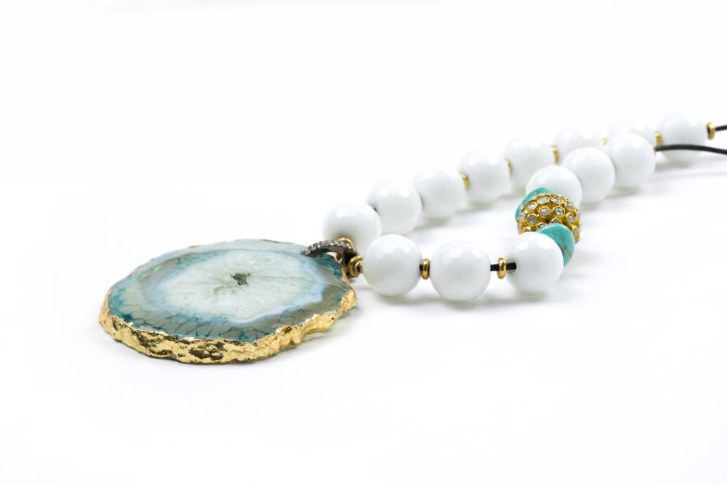 GOLD-RIMMED AGATE PENDANT NECKLACE