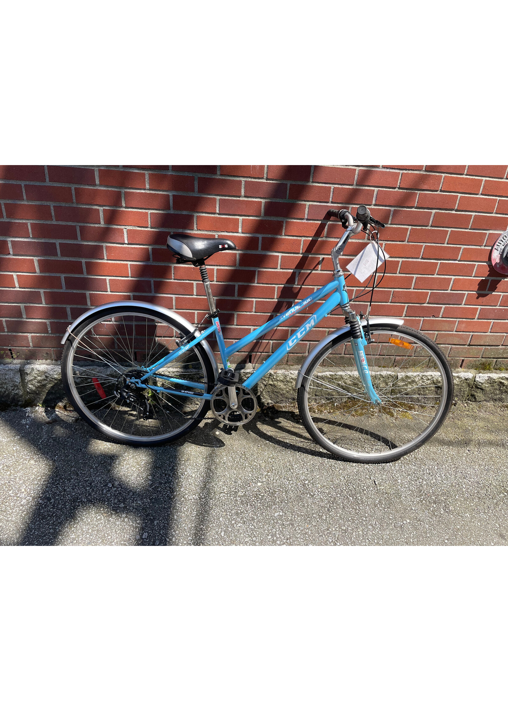 CCM CCM 700 Avenue Hybrid Bike (L)