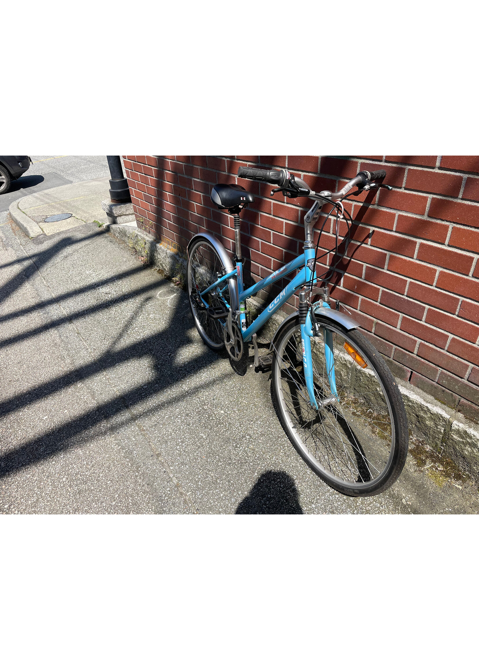 CCM CCM 700 Avenue Hybrid Bike (L)