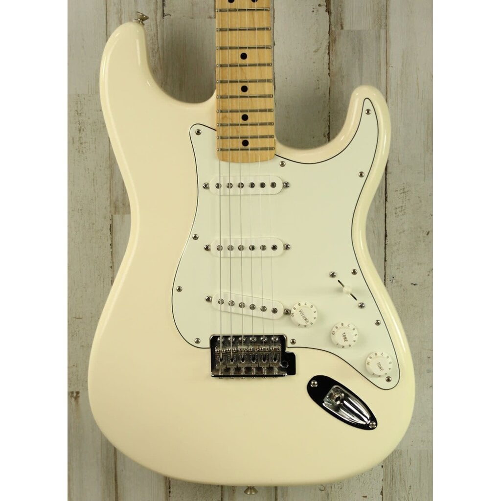 Fender USED 2015 Fender Standard Stratocaster (092)