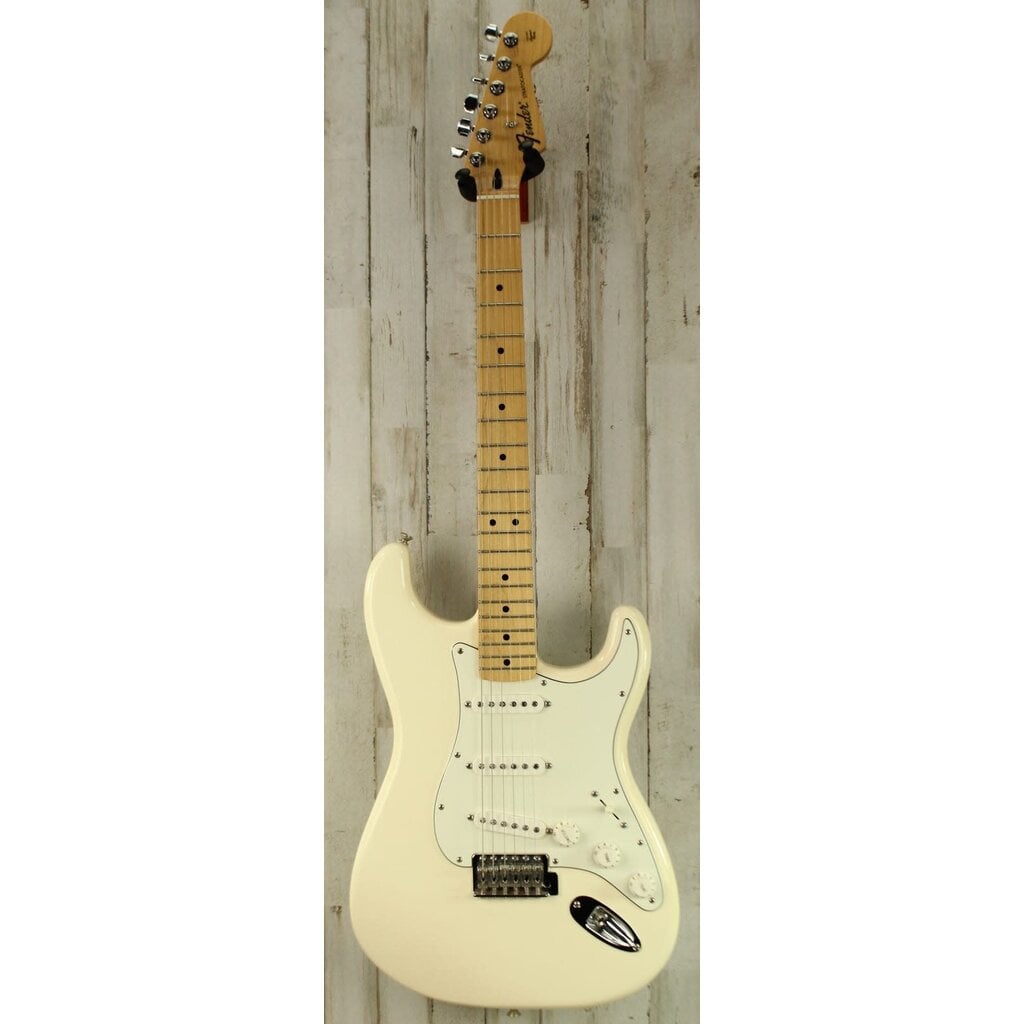 Fender USED 2015 Fender Standard Stratocaster (092)