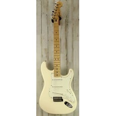 Fender USED 2015 Fender Standard Stratocaster (092)