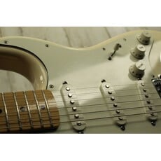 Fender USED 2015 Fender Standard Stratocaster (092)