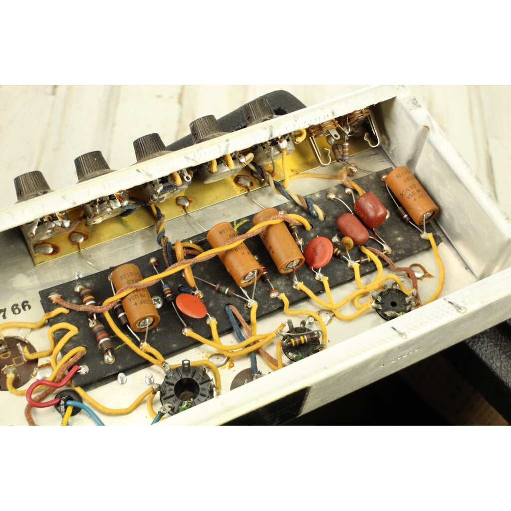 Fender VINTAGE 1966 Fender Vibro Champ (294)
