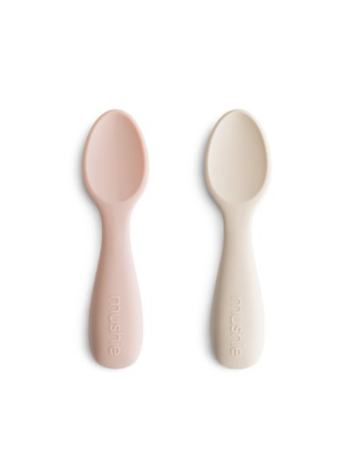 https://cdn.shoplightspeed.com/shops/608878/files/58648798/712x946x2/mushie-silicone-toddler-starter-spoons-blush-sand.jpg