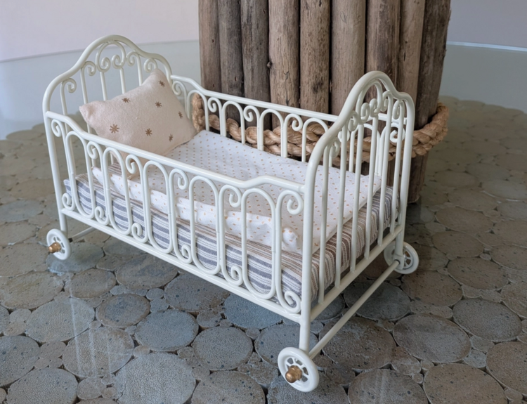 LEVLOVS Miniature Metal Bed