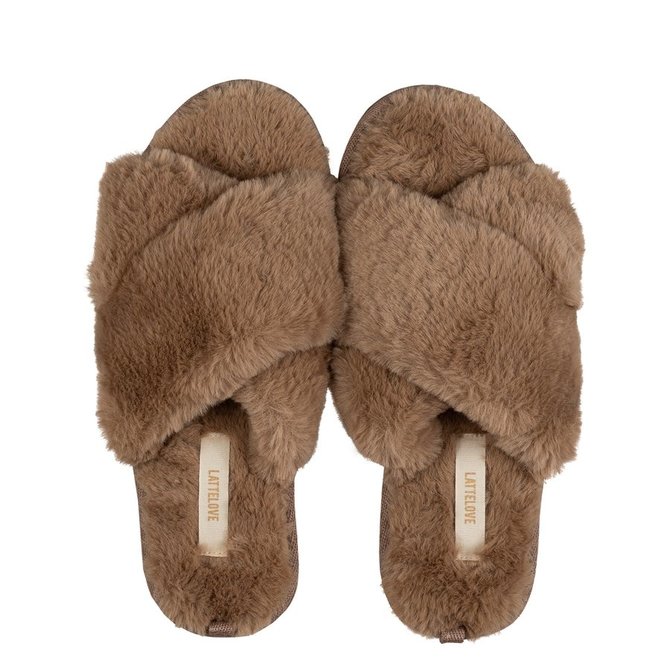 Kylie loves fox fur slides - Slaylebrity