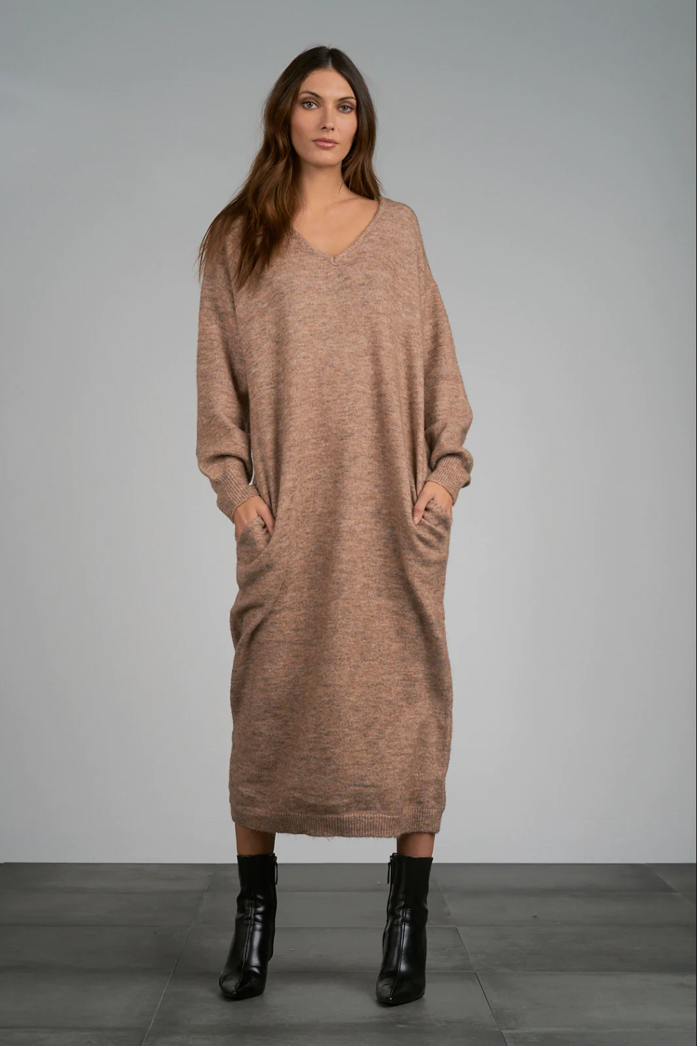 https://cdn.shoplightspeed.com/shops/608951/files/51612231/elan-toni-sweater-dress.jpg