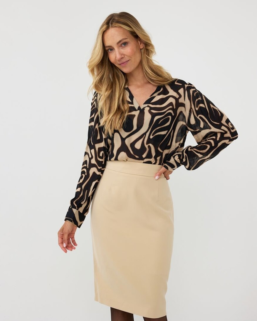 Esqualo Qarndo V-Neck Blouse