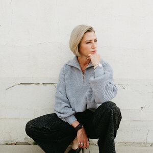 Lyla & Lux Chase Pullover