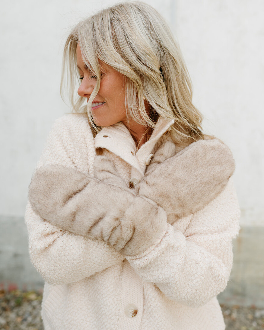 Cest Moi Faux Fur Mittens