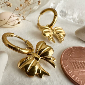 Luca Bow Hugger Earring