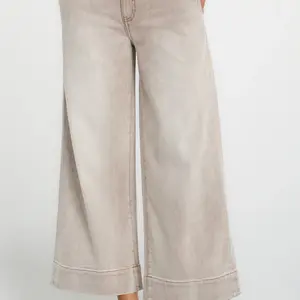 Liverpool Weekender Wide Crop - 26"