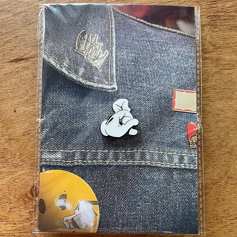 Dissizit Pin - Ampersand - White (Size 1")